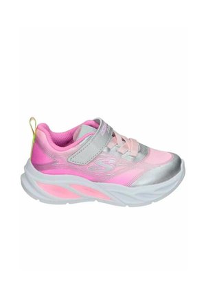 Zapatilla deportiva infantil en rosa y gris con tira de velcro, suela acolchada y lengüeta en el talón para fácil calzado.