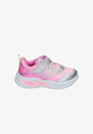Zapatilla deportiva infantil en rosa y gris con tira de velcro, suela acolchada y lengüeta en el talón para fácil calzado.