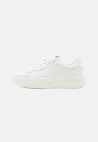 Hvite lær sneakers med rund tå, snøring foran og tykk såle. Har subtil merkevare på siden og glatt tekstur.