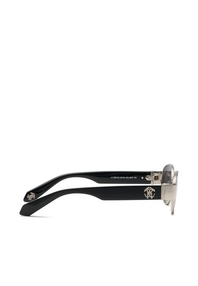 Lunettes de soleil noires avec branches épaisses, charnières en métal argenté et accents de logo argentés aux extrémités et sur les côtés des branches.