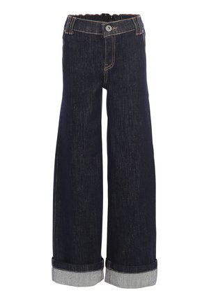 Donkerblauwe jeans met wijde pijpen, omgeslagen zomen, knoopsluiting en zichtbare oranje stiksels op de taille en zakken.