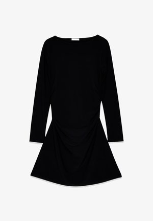 Melna garām piedurknēm kleita ar apaļu kakla izgriezumu, drapēta auduma dekors vidukļa daļā un izplešas apakšdaļa. Izgatavota no gludas, elastīgas auduma.