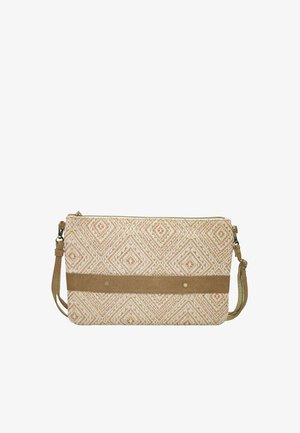 Pochette rectangulaire beige et blanche avec motif géométrique en losanges, bande en cuir marron clair sur le devant, et sangle de poignet amovible.