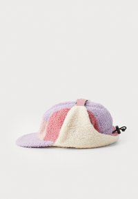 Gorro de forro polar colorido con una textura suave, que presenta secciones en lavanda, rosa y crema. Correa ajustable en la parte posterior.