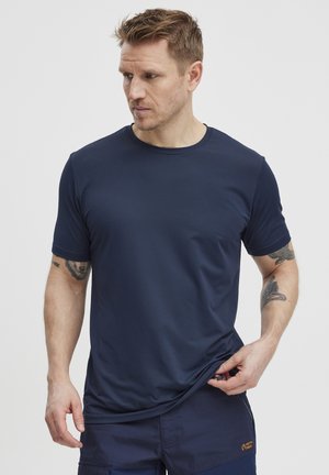 Kortærmet navy blå t-shirt lavet af glat, åndbart stof. Har en rund halsudskæring og en tætsiddende pasform.