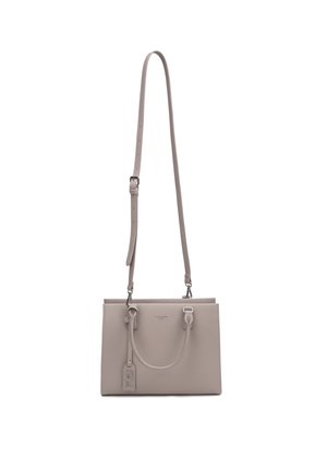 Sac à main rectangulaire en cuir gris avec des poignées courtes, une bandoulière longue détachable et une petite étiquette suspendue avec un design géométrique.