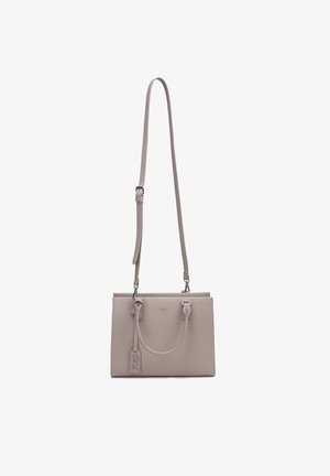Sac à main rectangulaire en cuir gris avec des poignées courtes, une bandoulière longue détachable et une petite étiquette suspendue avec un design géométrique.
