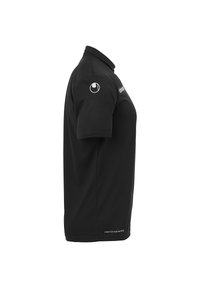 Sort polo-shirt med korte ærmer, krave og logo på skulderen. Lavet af glat, let stof med en subtil glans.