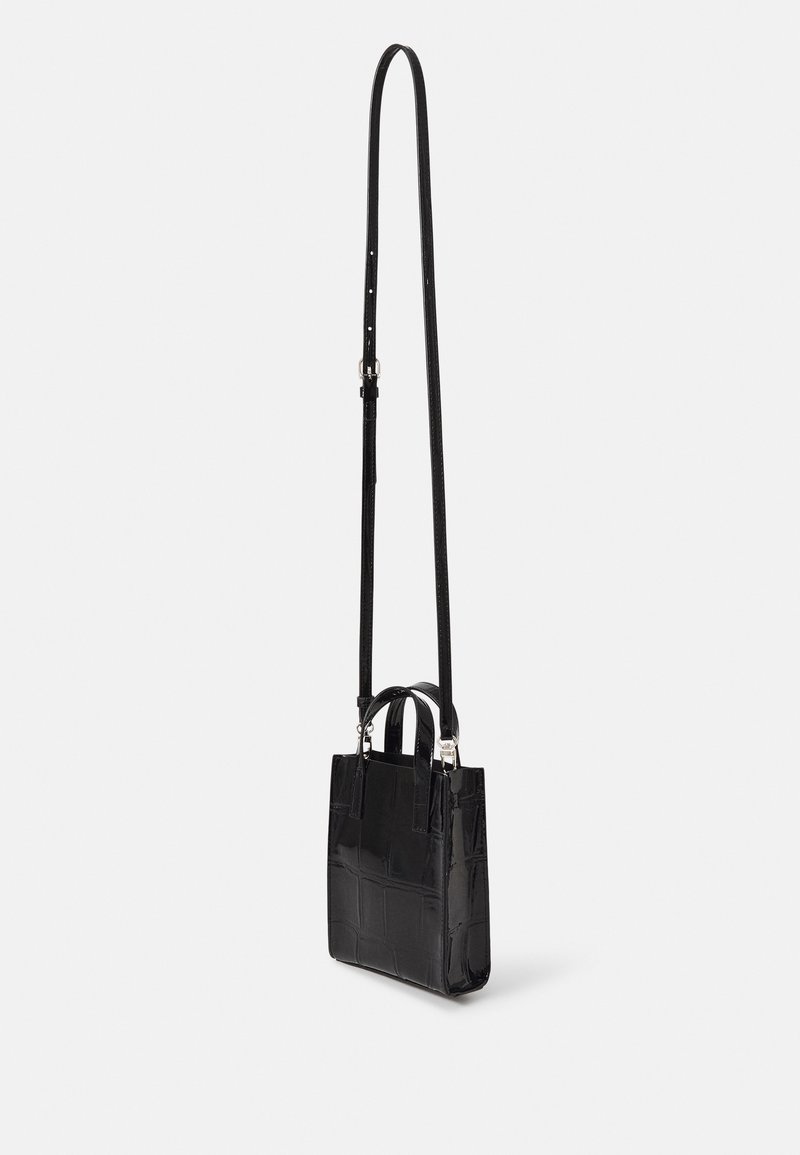 Sac bandoulière en cuir verni noir avec des poignées courtes et une longue bandoulière réglable, présentant une texture crocodile subtile.