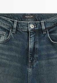 Tmavé džíny s středním pasem, pěti kapsami, kovovým zapínáním a kontrastním prošíváním. Značka: Massimo Dutti. Texturovaná tkanina.