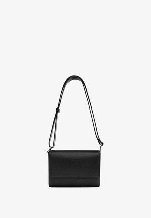 Crna kožna torba preko tijela s glatkom teksturom, pravokutnog oblika, podesivim remenom i preklopnim zatvaranjem. Minimalistički dizajn bez vidljivih hardverskih elemenata.