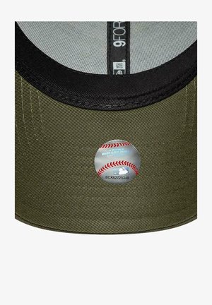 Casquette de baseball vert olive et noir avec un autocollant holographique d'authenticité de la Major League Baseball sur la visière.