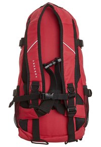 Sac à dos rouge avec des bretelles rembourrées réglables, des boucles pour la poitrine et la taille, des poches en mesh sur les côtés, et des accents noirs.