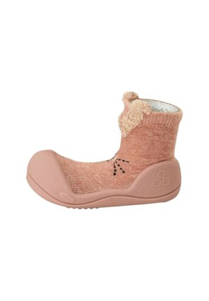 Morbida scarpa rosa per bambino piccolo con suola in gomma flessibile, tomaia a maglia simile a un calzino, orecchie di orso pelose e dettaglio cucito dei baffi sul lato.