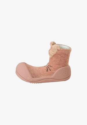 Zapato rosa suave para niño pequeño con suela de goma flexible, empeine de punto similar a un calcetín, orejas de oso peludas y detalle de bigote cosido en el lateral.