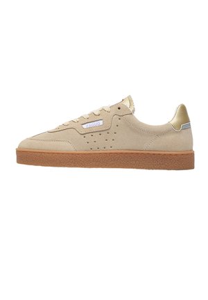 Sneaker in camoscio beige con suola in gomma, chiusura frontale con lacci, dettaglio laterale traforato e linguetta del tallone in oro metallico.