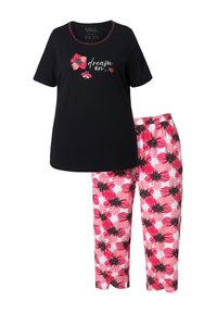 Zwart topje met korte mouwen met roze bloem- en lieveheersbeestje-afbeelding en de tekst "dream on", gecombineerd met witte broek met grote roze bloemenprint.