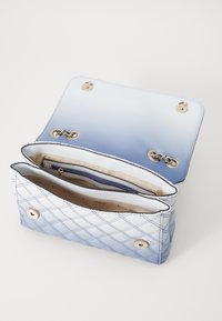 Borsa a tracolla trapuntata in blu sfumato, con hardware dorato e chiusura magnetica. Interiormente, presenta due scomparti e una tasca con zip.