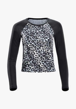Schwarzes Langarmshirt mit einem Leopardenmuster an der Vorderseite und einfarbigen schwarzen Ärmeln. Der Stoff wirkt glatt, hat eine taillierte Passform und einen runden Ausschnitt.