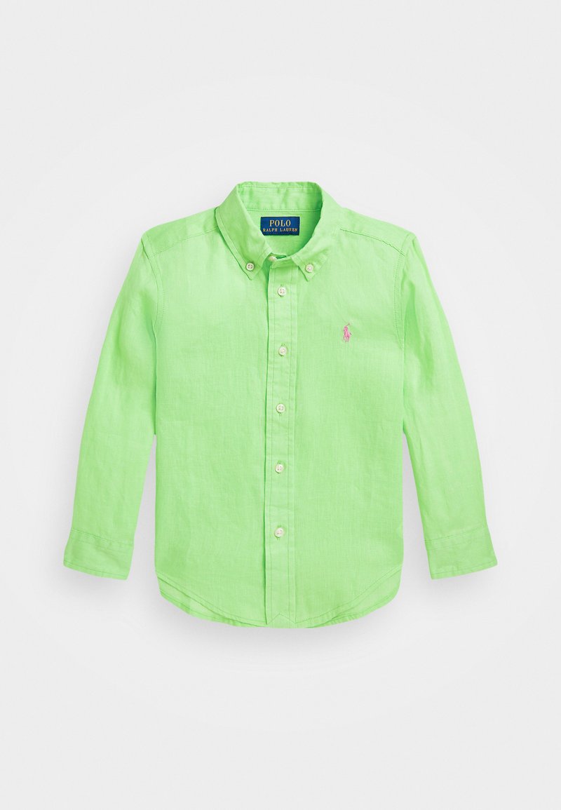 Camisa verde de manga longa em tecido leve, com colarinho abotoado, logo no peito e botões à frente. Textura suave, corte casual.