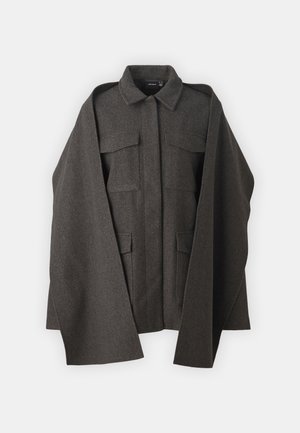 Temno siva volnena jakna s poudarjenim ovratnikom, dvema žepoma na prsih in širokimi rokavi, ki se ponaša s teksturirano tkanino in minimalističnim dizajnom.