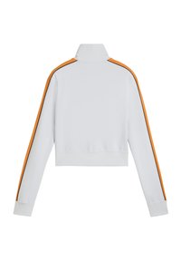 Witte cropped sweatshirt met hoge kraag, oranje en zwarte streepaccenten langs de schouders, en geribbelde boorden voor textuur.