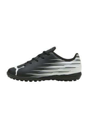 Scarpa da calcio Puma in bianco e nero con lacci, suola strutturata per campi in erba sintetica e design a strisce dinamiche sul lato esterno.