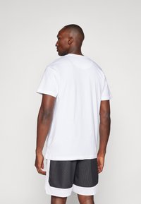 Mitchell & Ness NBA SAN ANTONIO SPURS DUNCAN & ROBINSON NBA PLAYER PHOTO TEE - Klub merchandise - white