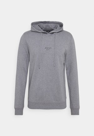 Šedá mikina s dlouhým rukávem a kapucí se šňůrkami, s nápisem "JOOP! JEANS" na hrudi.