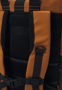 Rains TEXEL MOULDED BACKPACK UNISEX - Ryggsäck - rust