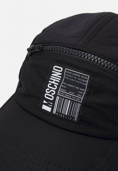 Casquette noire en tissu léger avec une fermeture éclair horizontale et une étiquette au design de code-barres, mettant en valeur une texture mate.