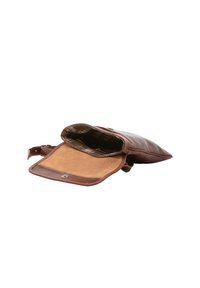 Borsa in pelle marrone con una finitura morbida, dotata di una patta aperta e un interno in suede tan. L'interno foderato presenta un motivo a quadretti con una tasca con cerniera.