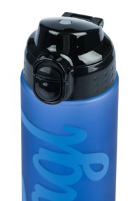 Modrá plastová láhev na vodu s matným povrchem, černým plastovým víčkem a vytahovací tryskou; má výrazný modrý vír design.