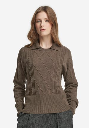 Brązowy sweter z dzianiny z teksturowanym wzorem diamentowym, ściągaczem u dołu i kołnierzykiem. Długie rękawy i dopasowany krój.