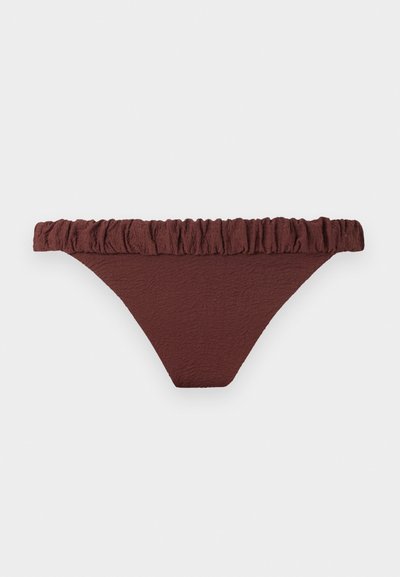 Bas de bikini marron texturé avec une ceinture élastique froncée, présenté sur un fond gris clair uni.
