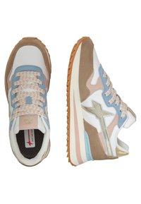 Sneakers realizzati con una combinazione di materiali in suede e rete di colore bianco, azzurro chiaro, beige e rosa, con lacci testurizzati e suola in gomma.