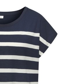 T-paita tummansinisestä puuvillasta, jossa on vaakasuoria valkoisia raitoja, pyöreä kaula-aukko ja lyhyet hihat. Sileä kangas, jossa on rento istuvuus.