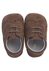 Scarpe per bambini in suede marrone con perforazioni decorative, due lacci e una fodera interna liscia. Suole piatte e design della punta arrotondata.