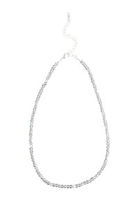 Silverfärgat halsband med runda, fasetterade pärlor. Har en karbinhake och justerbar kedja för längdanpassning.