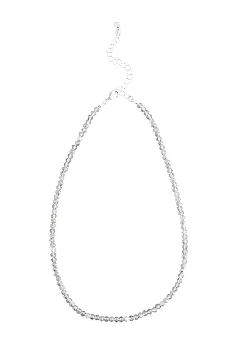 Silverfärgat halsband med runda, fasetterade pärlor. Har en karbinhake och justerbar kedja för längdanpassning.