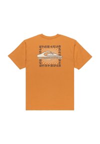 Camiseta de manga corta naranja con un gráfico cuadrado en la parte trasera que presenta una ola estilizada, rayos de sol y la palabra "Quiksilver."