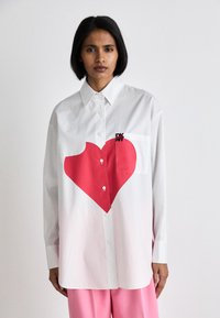 DKNY - OVERSIZED PRINTED HEART - Camicia - white Immagine in miniatura 1