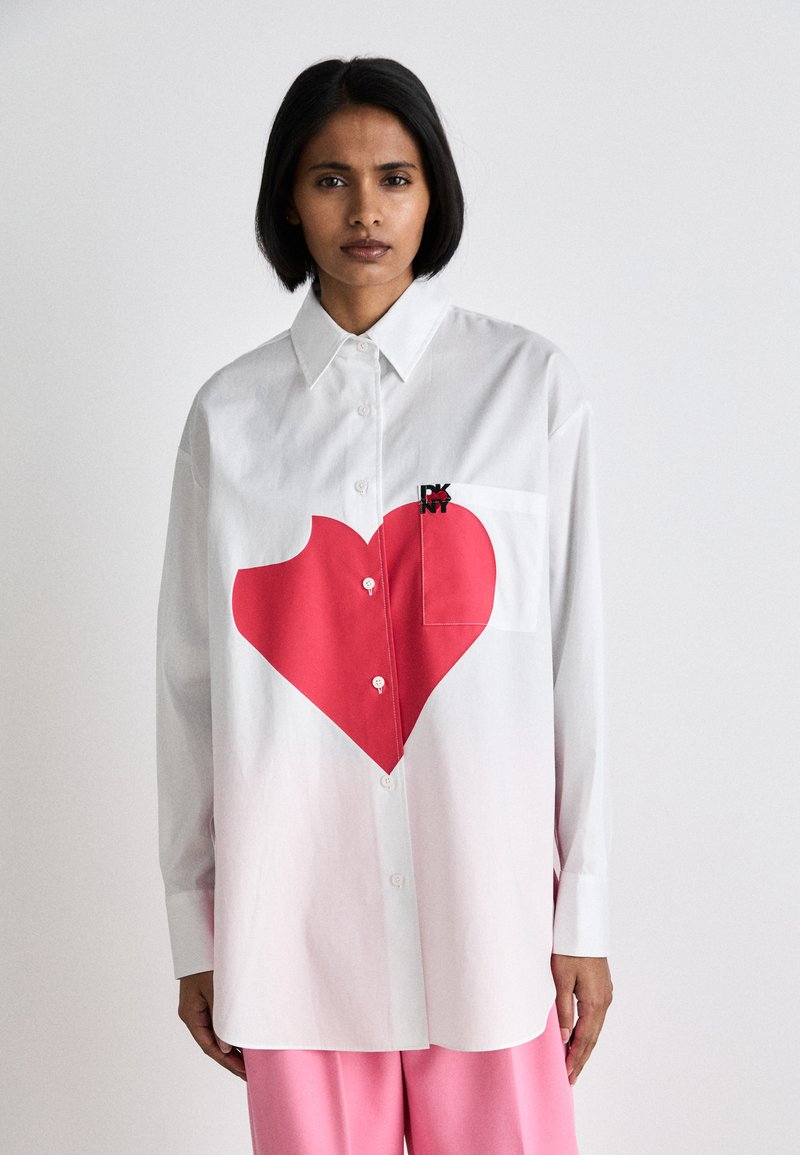 DKNY - OVERSIZED PRINTED HEART - Gombos blúz - white, Nagyítás