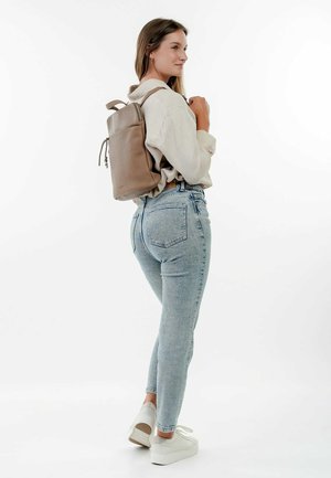 SURI FREY DEBBY - Tagesrucksack - darktaupe