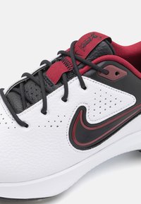 Baltos odinės sportinės bateliai su juodais raišteliais, juodu ir bordo Nike logotipu, bei bordo paminkštintu apykakle ir liežuviu.