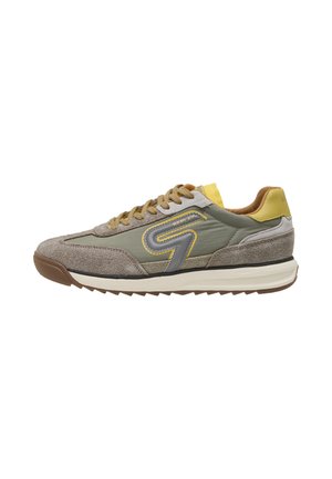 Baskets casual en daim beige et tissu vert olive, accents jaunes au talon et à la languette, logo gris sur le côté et semelle blanche avec rainures marron.