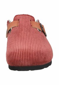 Korallenfarbenes Cord-Schuhwerk mit einer runden Zehenpartie, ausgestattet mit zwei hellbraunen Lederriemen und einer schwarzen Gummisohle. Strukturierte Oberfläche mit vertikaler Rippung.