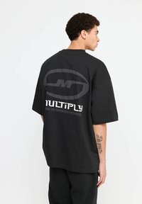 Multiply Apparel BROKEN IDENTITY - Printtipaita - black soda washed