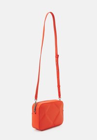 Calvin Klein RE LOCK QUILT CAMERA BAG - Borsa a tracolla - flame