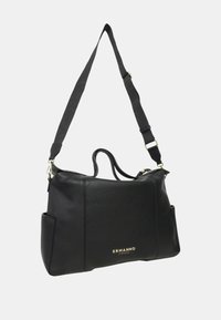 Borsa a tracolla in pelle nera con superficie texture, manici doppi e tracolla regolabile. Accent con logo dorato sul davanti. Design strutturato.